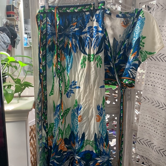 Multi colored Floral Print Crop Top and Skirt Set. - Picture 4 of 5